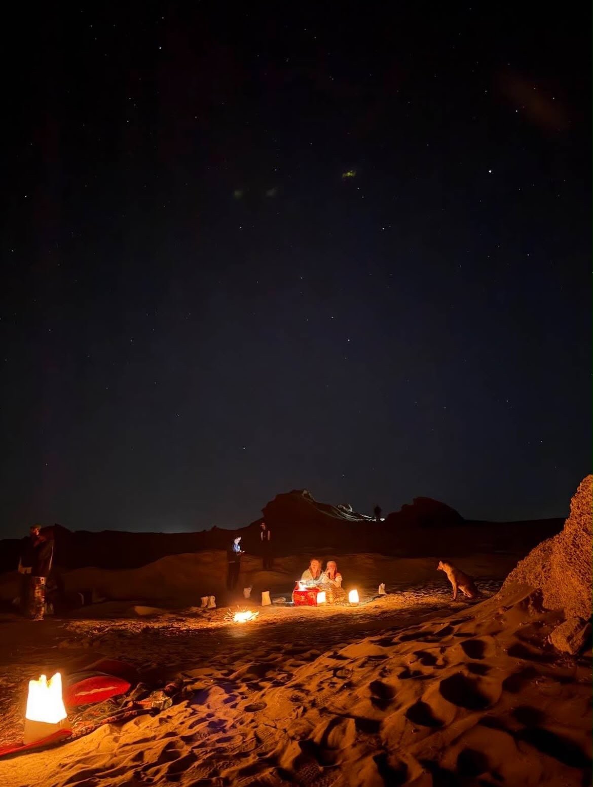 Velas y estrellas en las dunas de noche