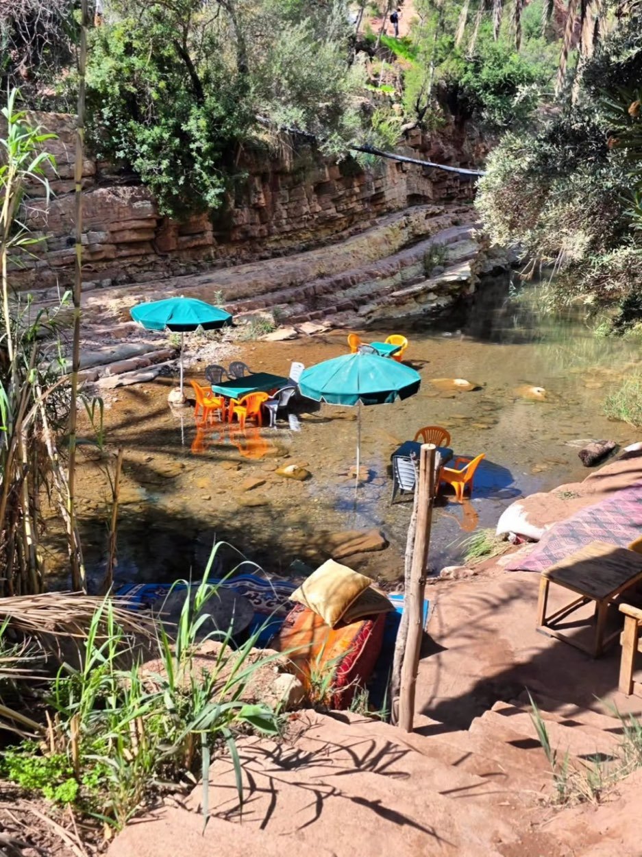 Tables et parasols d'un café installés dans la rivière peu profonde de Paradise Valley