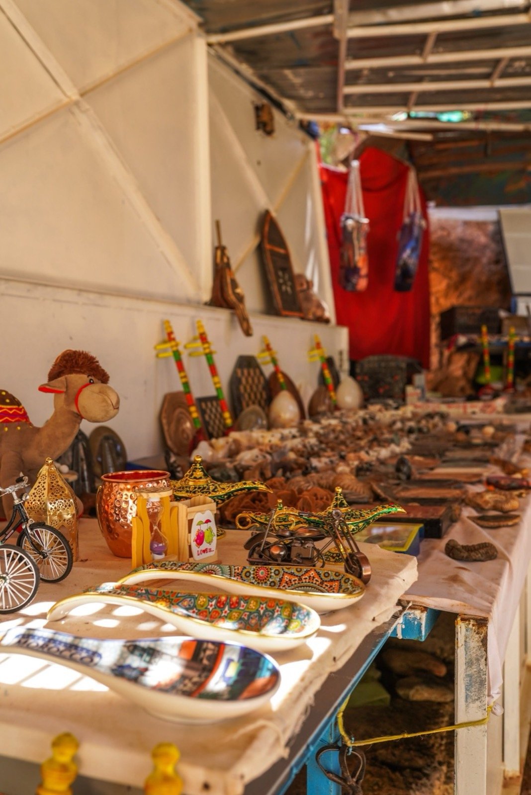 Puesto de recuerdos con lámparas marroquíes, cerámica y artesanía en el camino a Paradise Valley