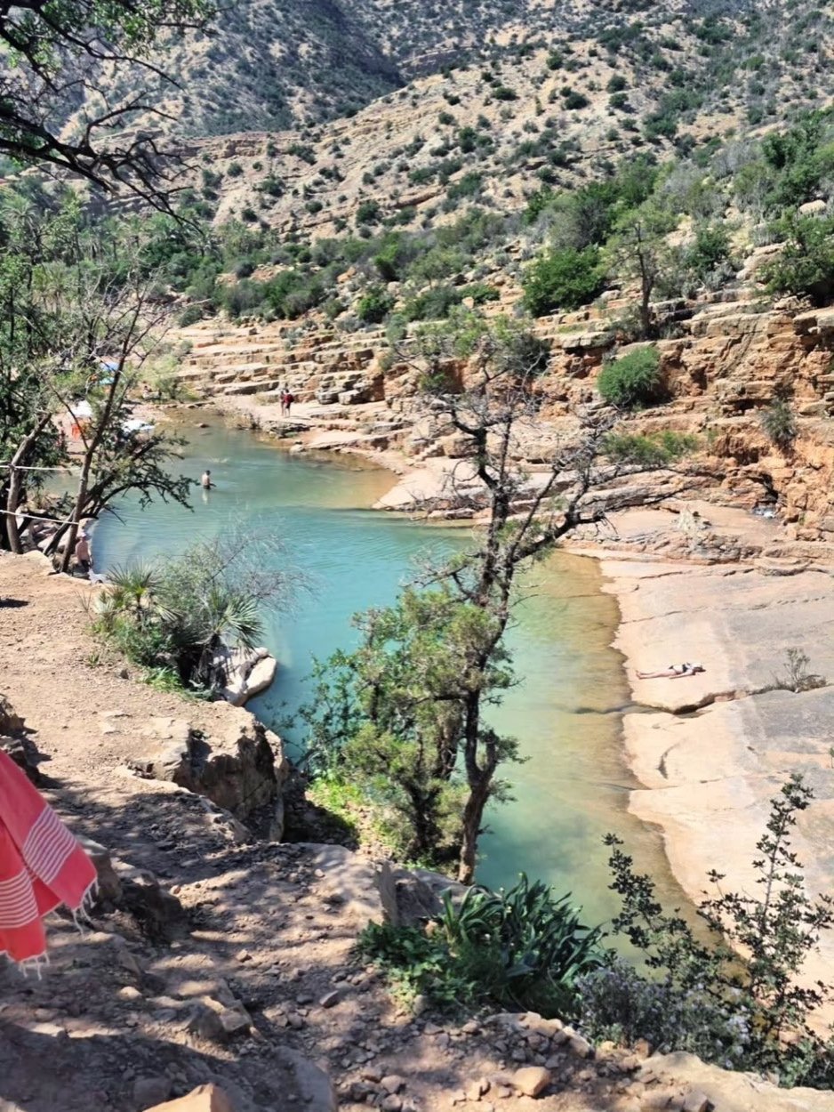 Río turquesa corriendo entre salientes de roca lisa en Paradise Valley