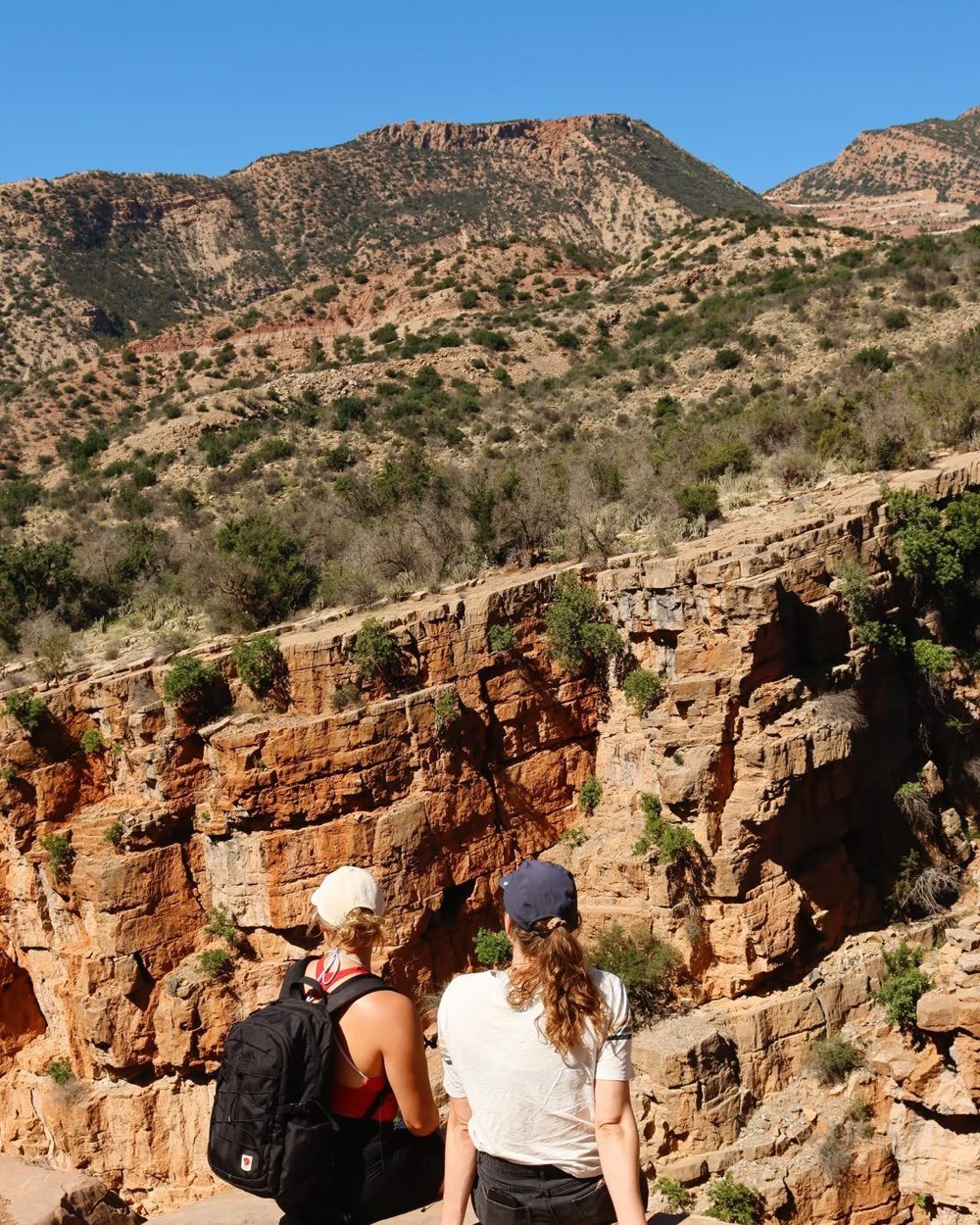 Deux visiteurs contemplant la gorge de Paradise Valley dans les contreforts de l'Atlas