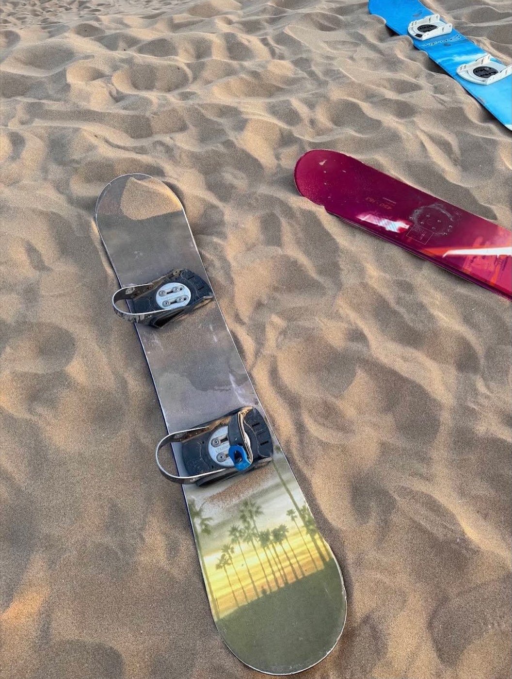 Tablas de sandboard con fijaciones tumbadas en la arena